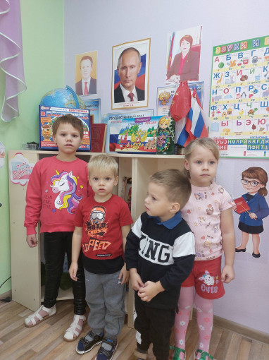 28 ОКТЯБРЯ - утро понедельника в детском саду традиционно началось 🇷🇺 с прослушивания и исполнения гимна Российской Федерации. 28 ОКТЯБРЯ - утро понедельника в детском саду традиционно началось 🇷🇺 с прослушивания и исполнения гимна Российской Федерации.