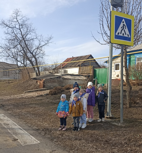 Сегодня воспитанники сходили на целевую экскурсию к перекрестку , в рамках акции «Внимание дети!». Сегодня воспитанники сходили на целевую экскурсию к перекрестку , в рамках акции «Внимание дети!».