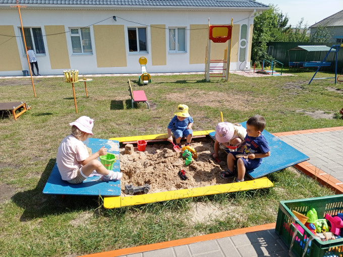 Игра в песочнице Игра в песочнице.